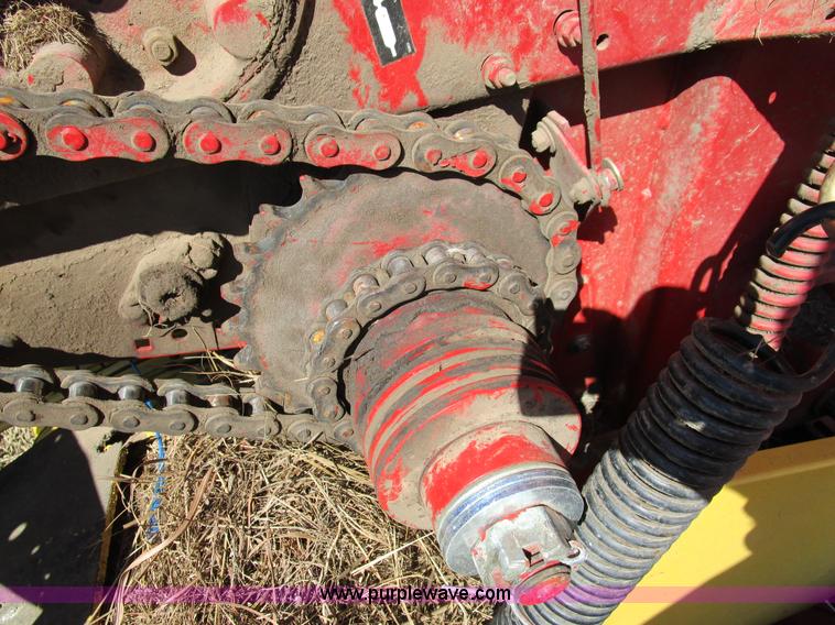 image for item D2316 2000 New Holland 648 round baler