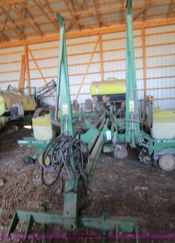 image for item D2318 John Deere 7200 planter