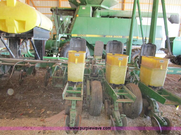 image for item D2318 John Deere 7200 planter