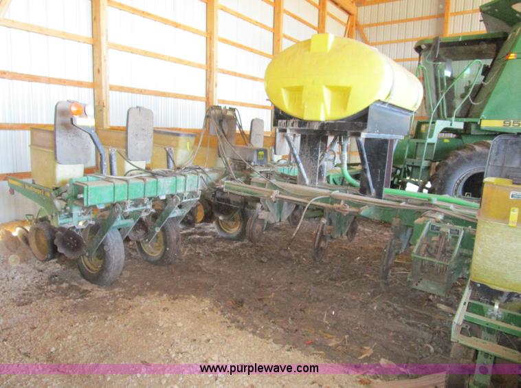 image for item D2318 John Deere 7200 planter