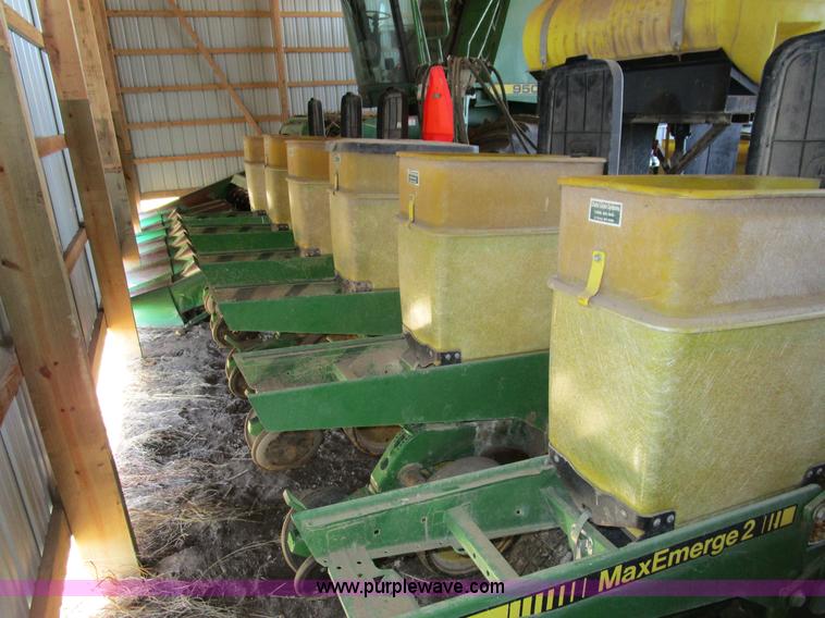 image for item D2318 John Deere 7200 planter