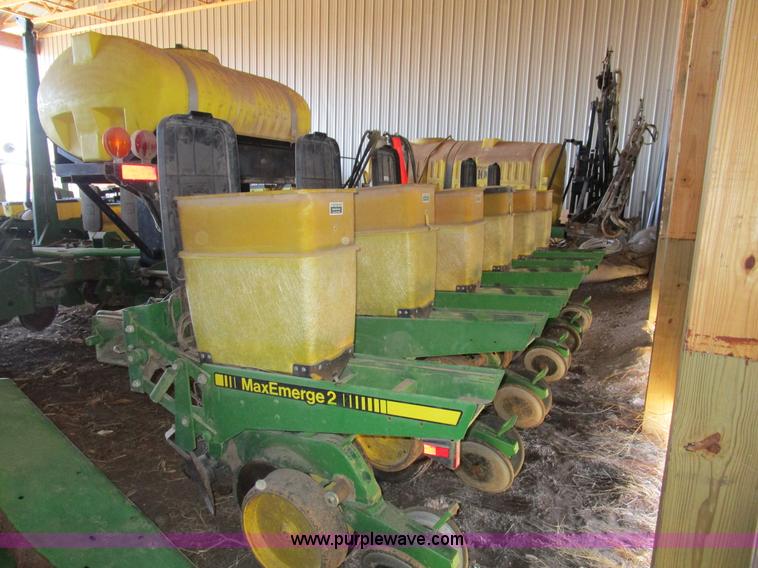 image for item D2318 John Deere 7200 planter