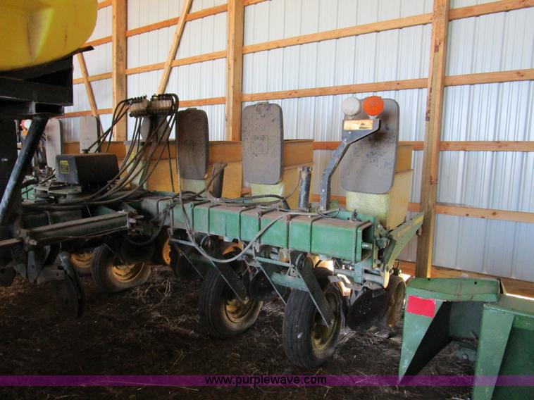 image for item D2318 John Deere 7200 planter