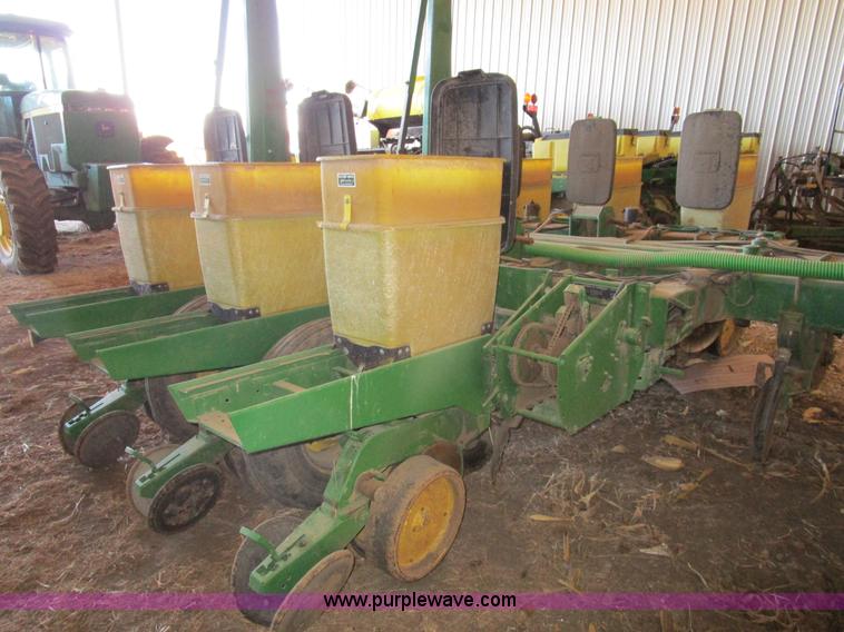 image for item D2318 John Deere 7200 planter