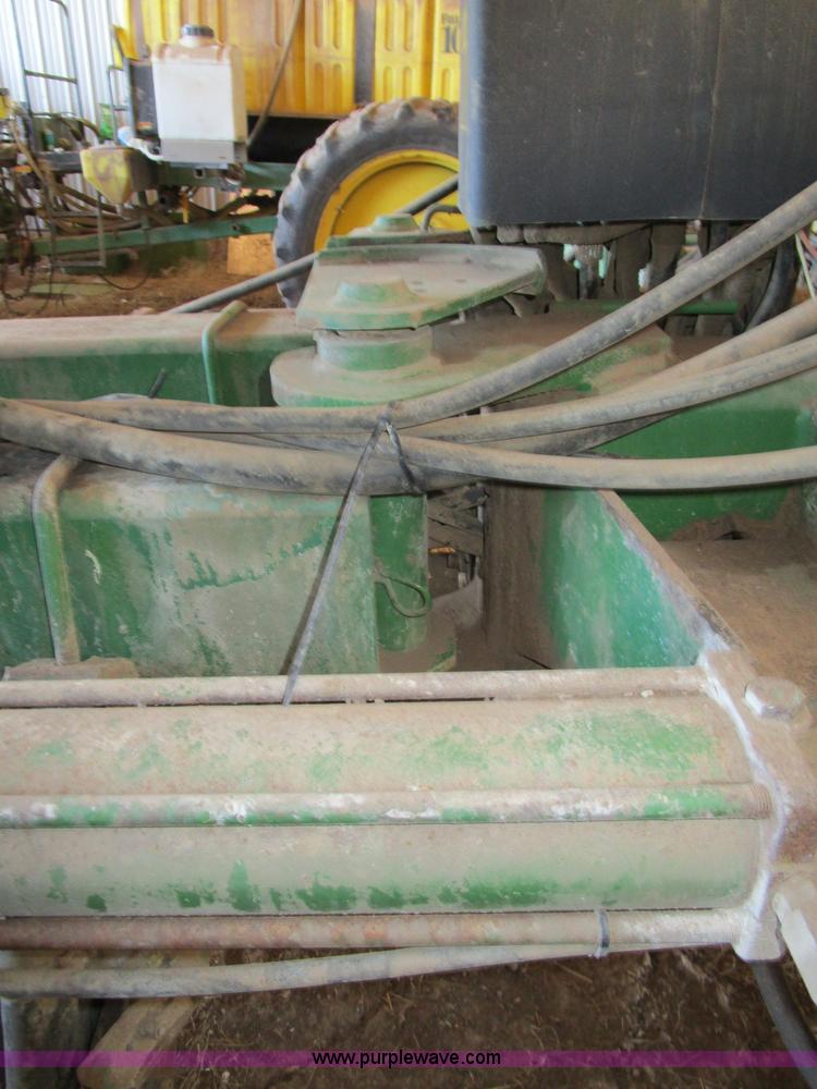 image for item D2318 John Deere 7200 planter