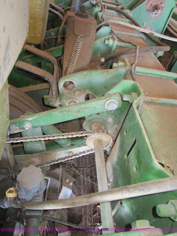 image for item D2318 John Deere 7200 planter