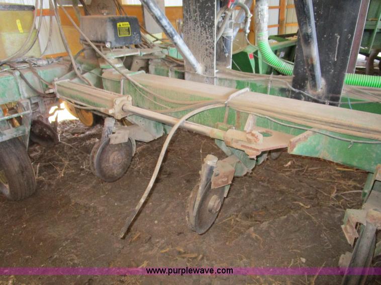 image for item D2318 John Deere 7200 planter