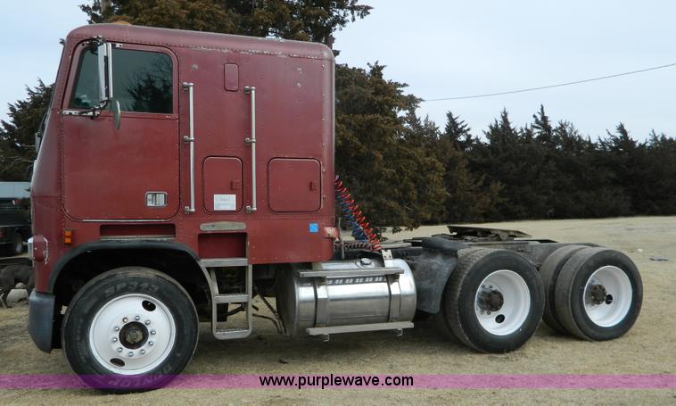 image for item D6140 1989 Freightliner FLA semi truck