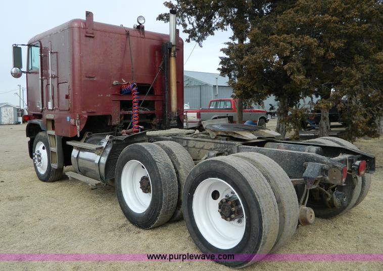 image for item D6140 1989 Freightliner FLA semi truck