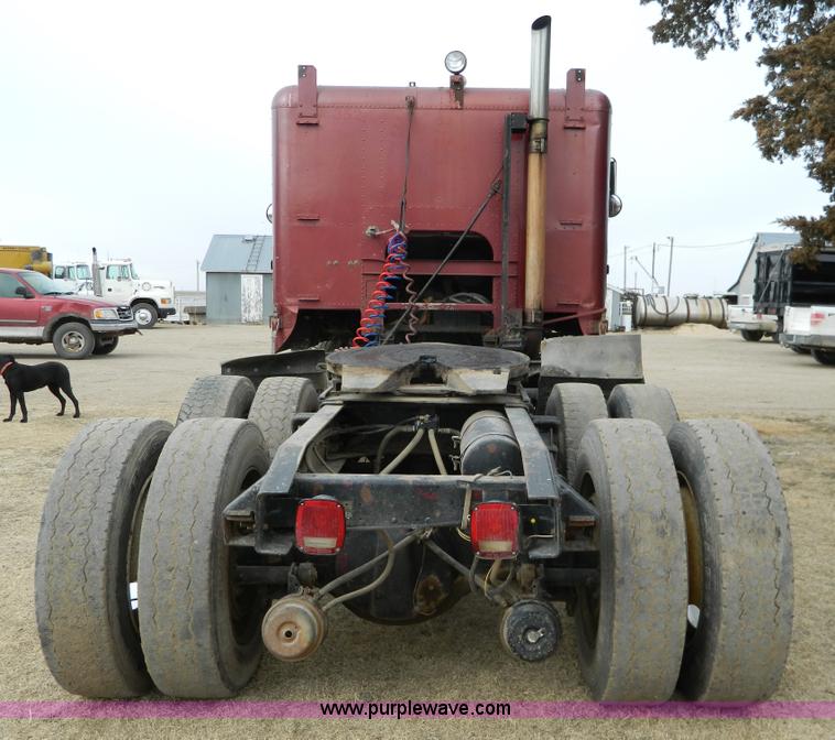 image for item D6140 1989 Freightliner FLA semi truck