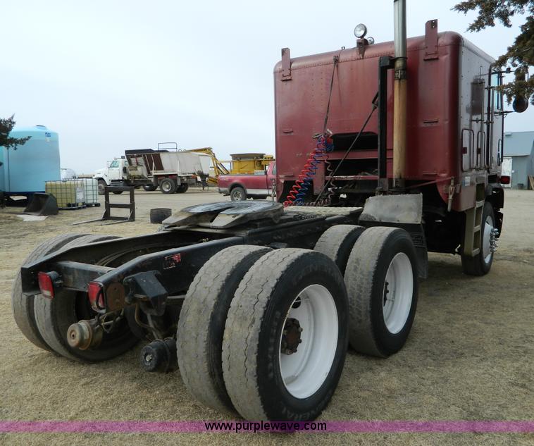 image for item D6140 1989 Freightliner FLA semi truck