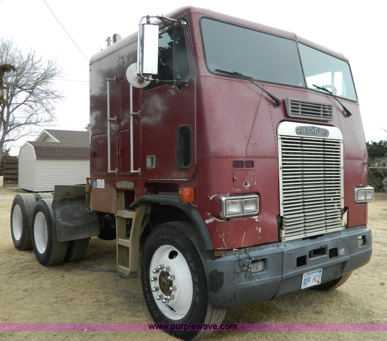 image for item D6140 1989 Freightliner FLA semi truck