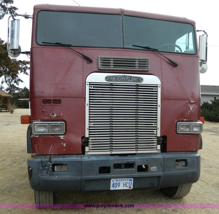 image for item D6140 1989 Freightliner FLA semi truck