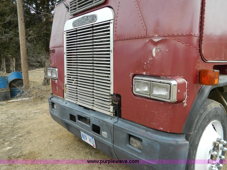 image for item D6140 1989 Freightliner FLA semi truck