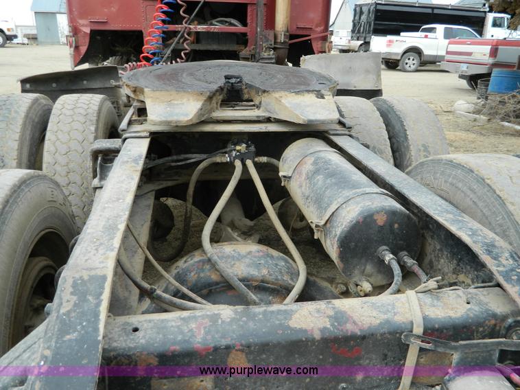 image for item D6140 1989 Freightliner FLA semi truck