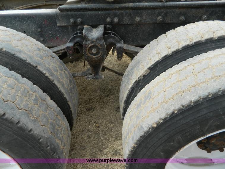 image for item D6140 1989 Freightliner FLA semi truck