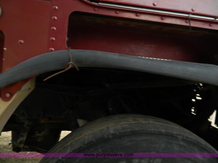 image for item D6140 1989 Freightliner FLA semi truck