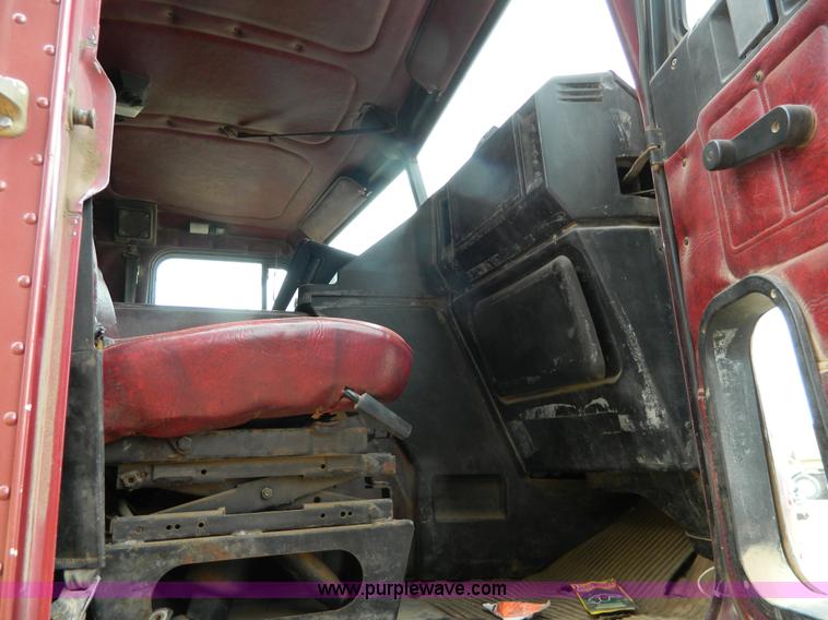 image for item D6140 1989 Freightliner FLA semi truck