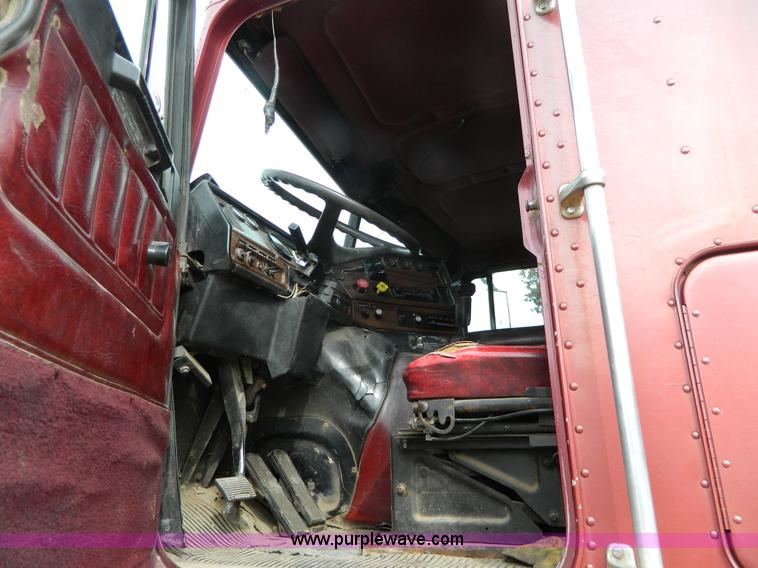 image for item D6140 1989 Freightliner FLA semi truck