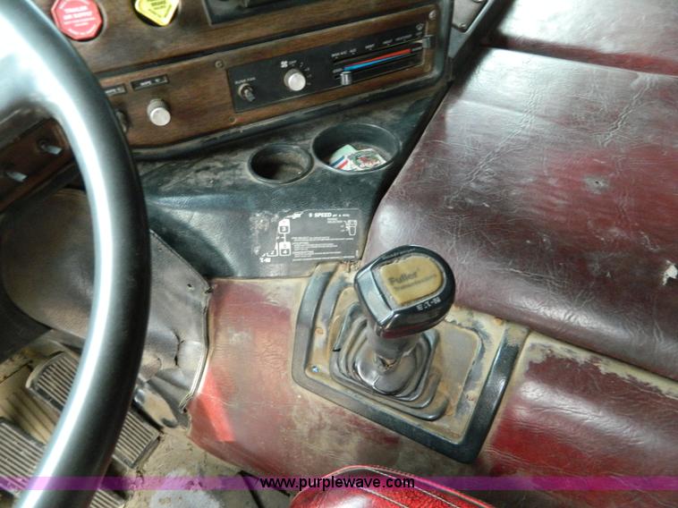 image for item D6140 1989 Freightliner FLA semi truck