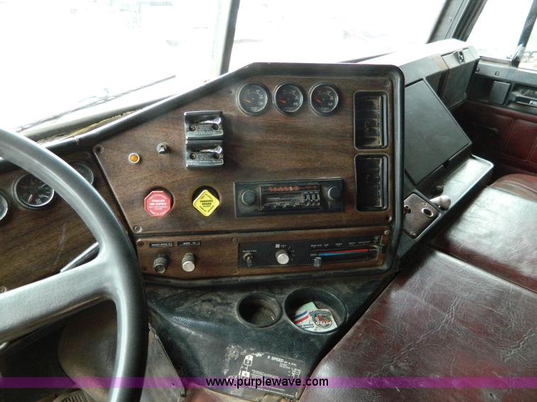 image for item D6140 1989 Freightliner FLA semi truck