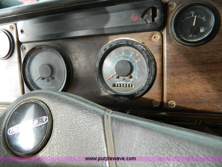 image for item D6140 1989 Freightliner FLA semi truck