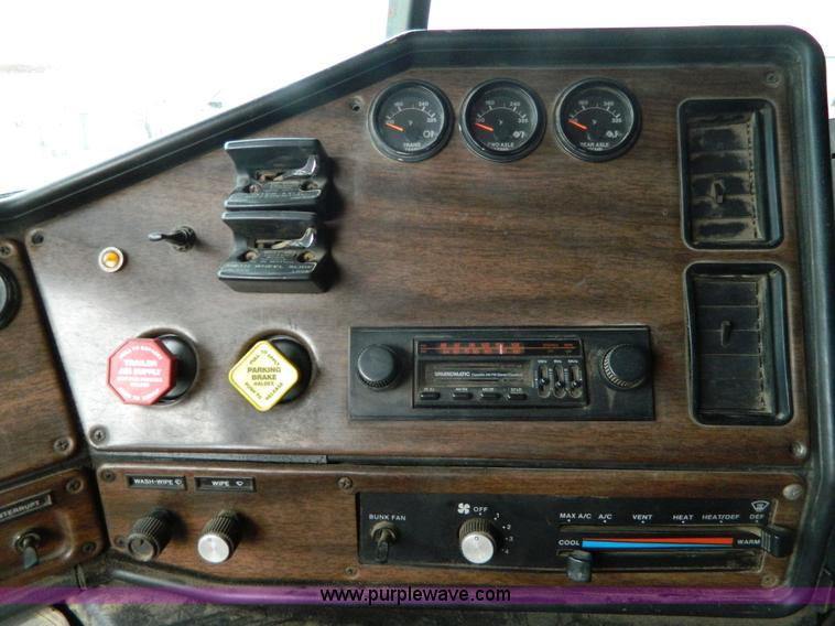 image for item D6140 1989 Freightliner FLA semi truck