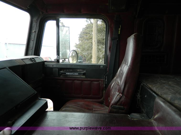 image for item D6140 1989 Freightliner FLA semi truck