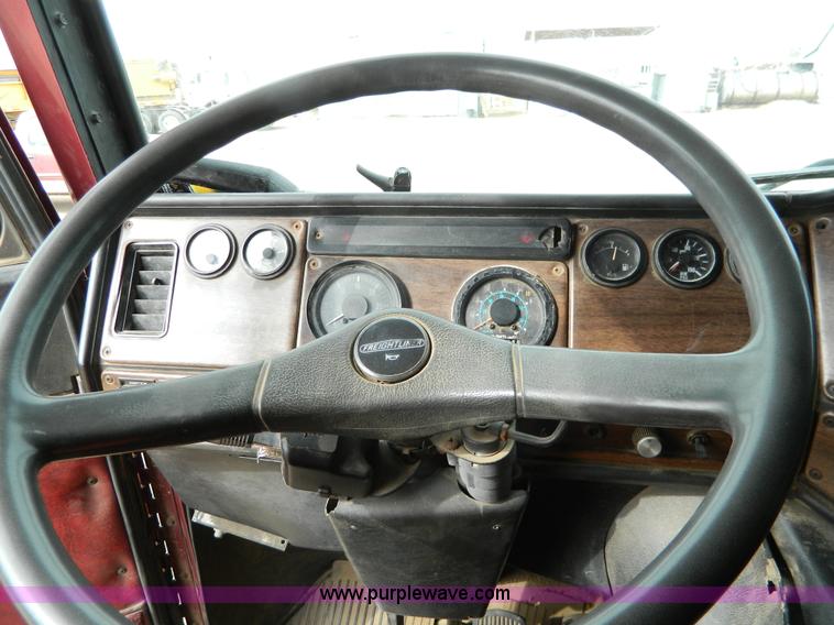 image for item D6140 1989 Freightliner FLA semi truck