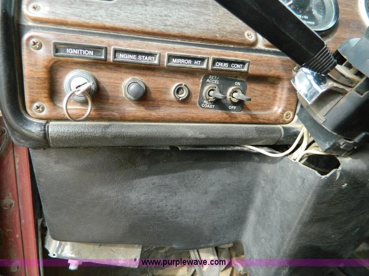 image for item D6140 1989 Freightliner FLA semi truck