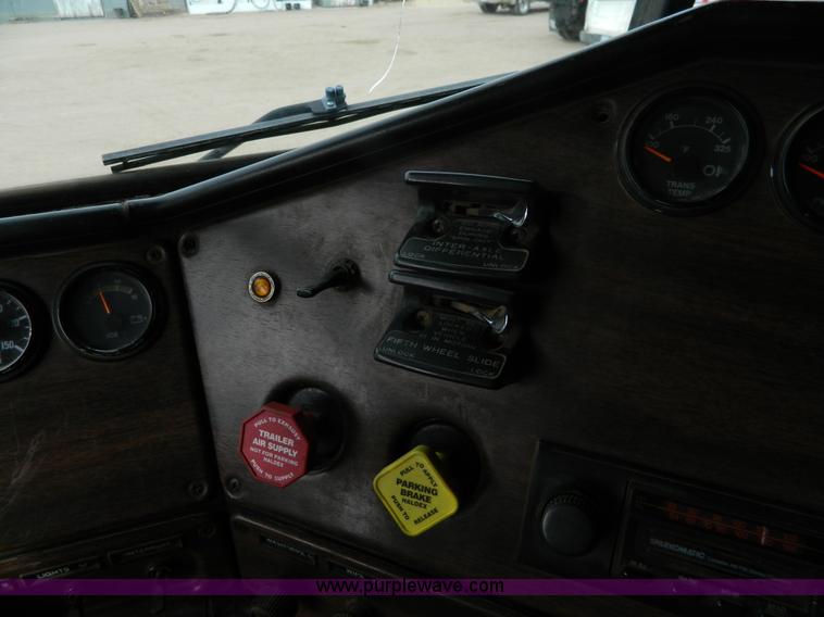 image for item D6140 1989 Freightliner FLA semi truck