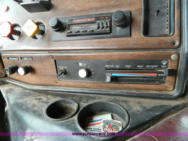 image for item D6140 1989 Freightliner FLA semi truck