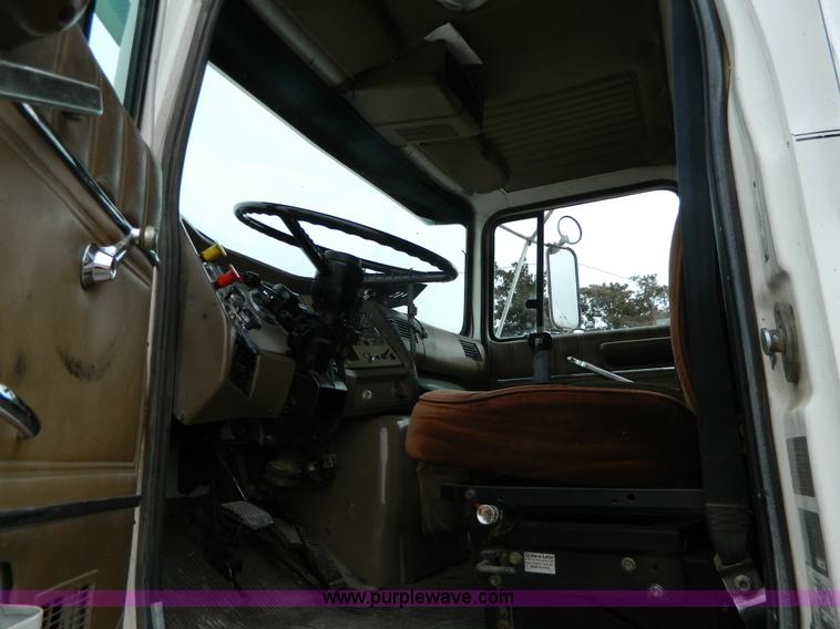 image for item D6145 1994 Ford L9000 grain truck