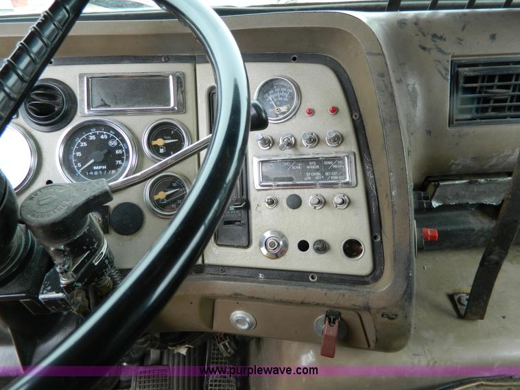 image for item D6145 1994 Ford L9000 grain truck