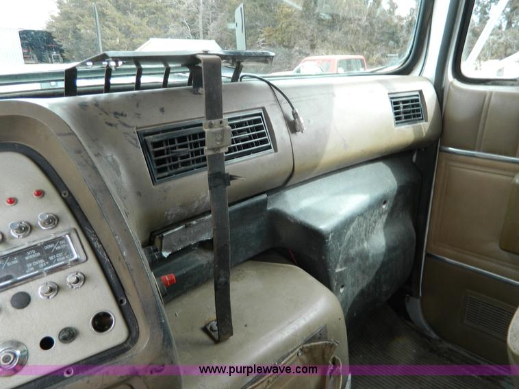 image for item D6145 1994 Ford L9000 grain truck