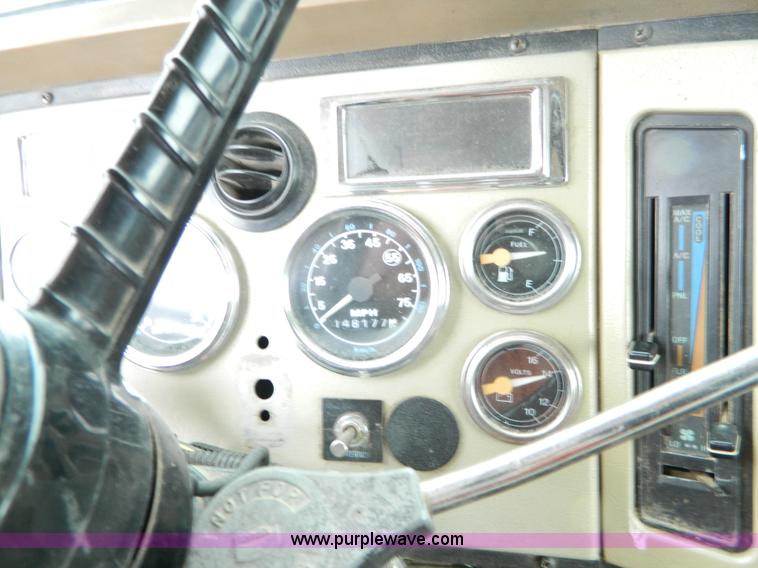 image for item D6145 1994 Ford L9000 grain truck