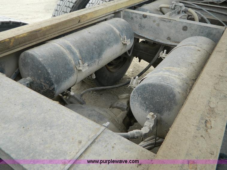 image for item D6145 1994 Ford L9000 grain truck