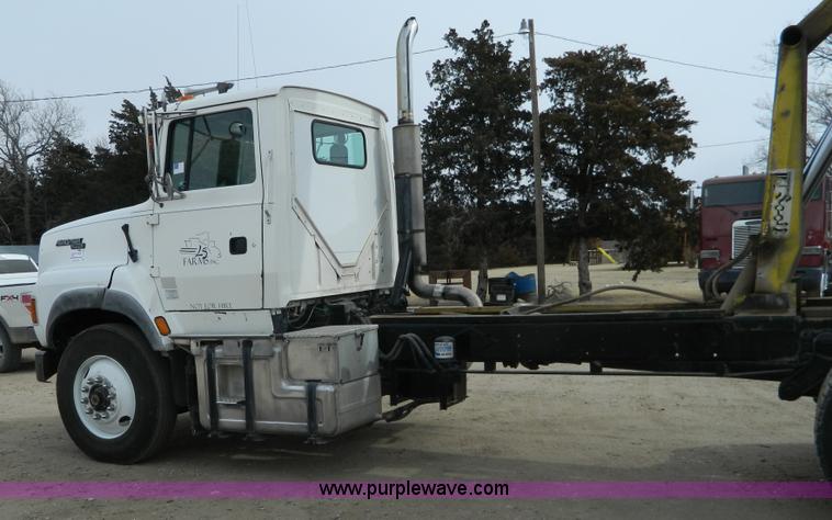 image for item D6145 1994 Ford L9000 grain truck