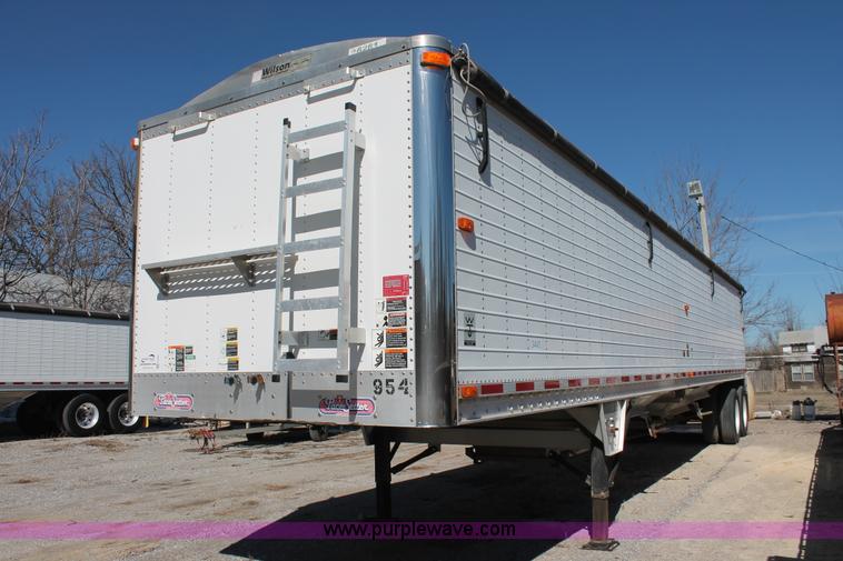 image for item H5924 2007 Wilson DWH550 Pace Setter double hopper bottom grain trailer