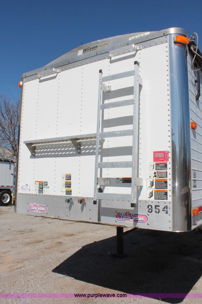 image for item H5924 2007 Wilson DWH550 Pace Setter double hopper bottom grain trailer