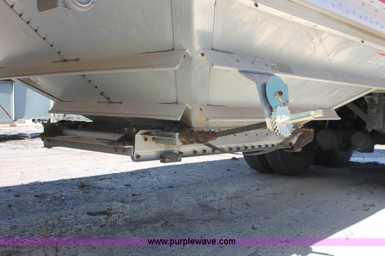 image for item H5924 2007 Wilson DWH550 Pace Setter double hopper bottom grain trailer