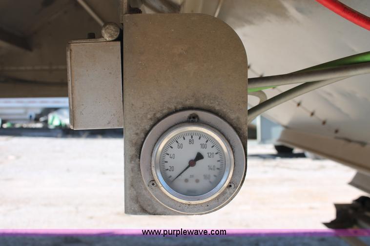 image for item H5924 2007 Wilson DWH550 Pace Setter double hopper bottom grain trailer