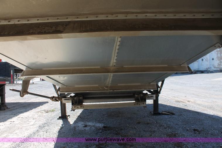 image for item H5924 2007 Wilson DWH550 Pace Setter double hopper bottom grain trailer