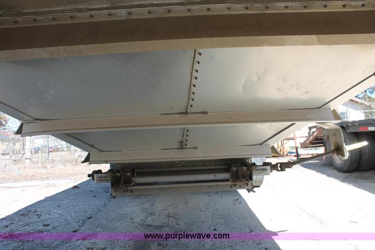 image for item H5924 2007 Wilson DWH550 Pace Setter double hopper bottom grain trailer