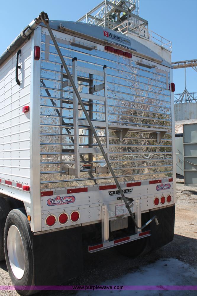 image for item H5924 2007 Wilson DWH550 Pace Setter double hopper bottom grain trailer