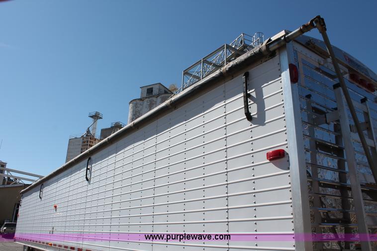 image for item H5924 2007 Wilson DWH550 Pace Setter double hopper bottom grain trailer