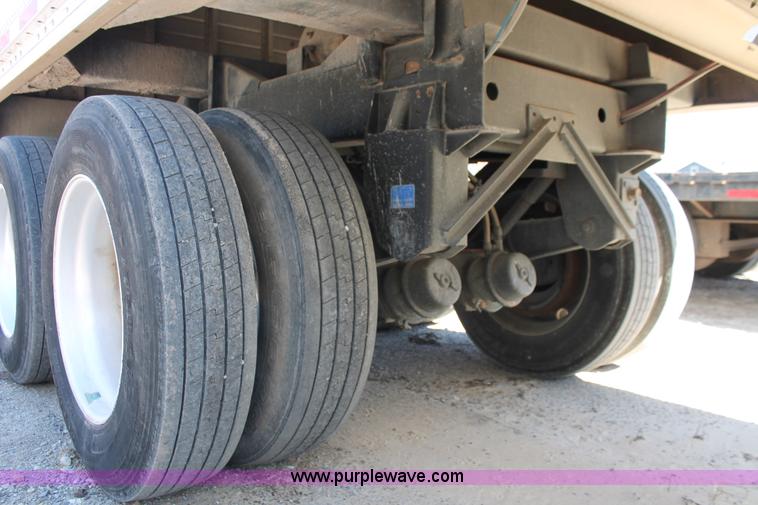 image for item H5924 2007 Wilson DWH550 Pace Setter double hopper bottom grain trailer