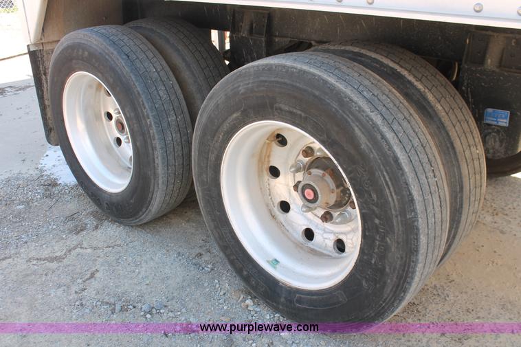 image for item H5924 2007 Wilson DWH550 Pace Setter double hopper bottom grain trailer