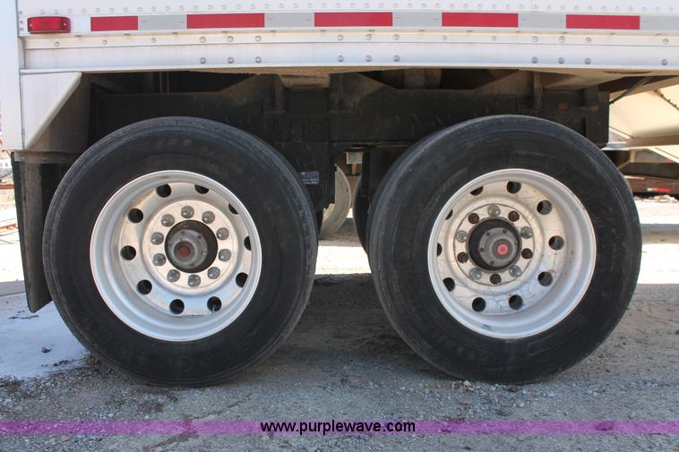 image for item H5924 2007 Wilson DWH550 Pace Setter double hopper bottom grain trailer