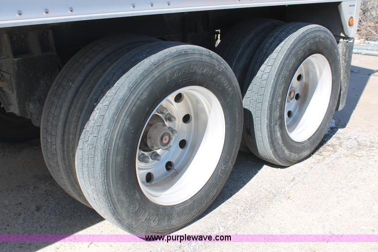 image for item H5924 2007 Wilson DWH550 Pace Setter double hopper bottom grain trailer